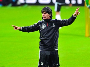 Abramovich đã tiếp xúc để mời HLV Joachim Loew về thay thế Villas Boas? Ảnh: EPA