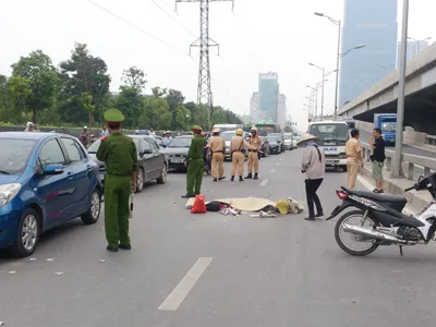 Hai chị em chở nhau về quê, một người bị ô tô cán chết