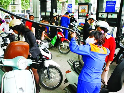 Điều hành giá xăng dầu: 'Ngoài khó chịu, trong khóc thầm'