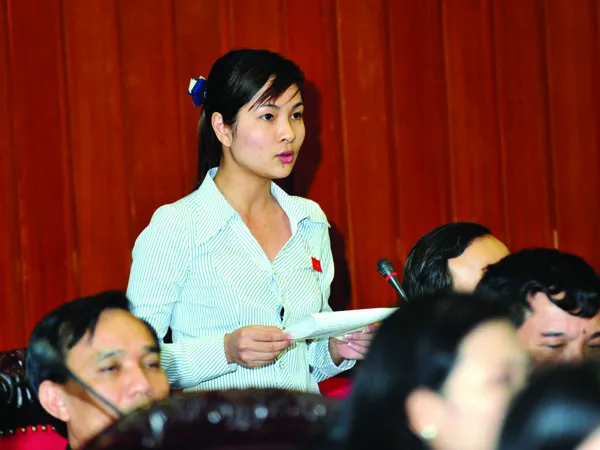 Đại biểu Vũ Thị Hương Sen (Hải Dương) chất vấn tại hội trường chiều 14-6 Ảnh: Hồng Vĩnh
