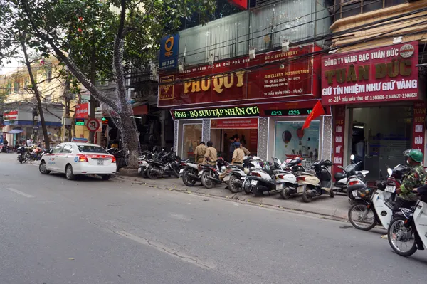 Phố Trần Nhân Tông khá vắng vẻ. Ảnh chụp lúc 15h ngày 28-2