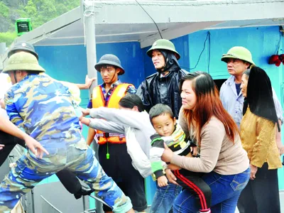 Chống đỡ bão Sơn Tinh