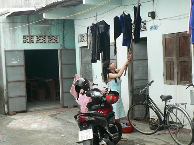 Cơ sở TTLT chất lượng cao ĐH Sư phạm là phòng khá ẩm thấp tại dãy phòng trọ của sinh viên