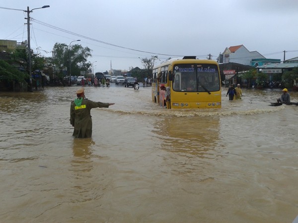 Dân miền Trung khốn đốn vì lũ lớn