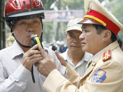 Cảnh sát hóa trang truy quét 'ma men'