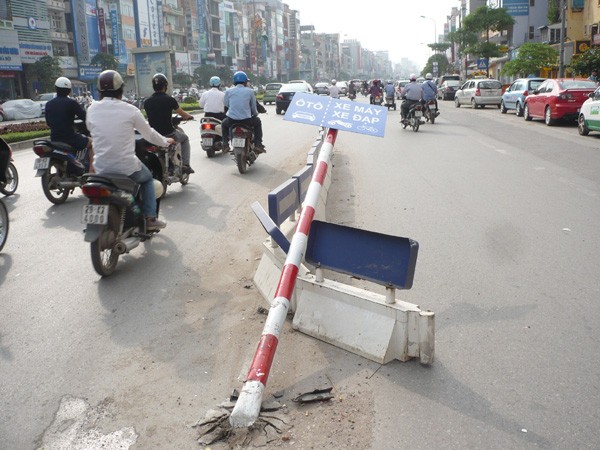Một cột biển phân làn giữa phố Xã Đàn bị phương tiện đi đường húc đổ. Ảnh: Trọng Đảng
