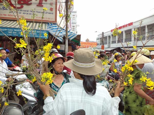 Chợ Tết đông, kẹt xe nghiêm trọng