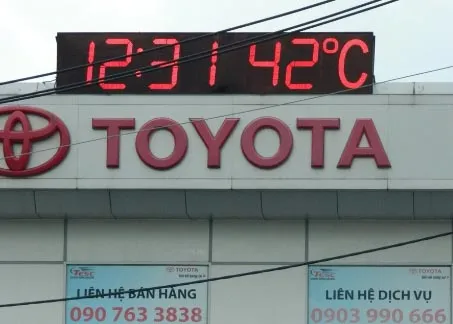 TP HCM: Vật vã giữa nắng nóng 42 độ C