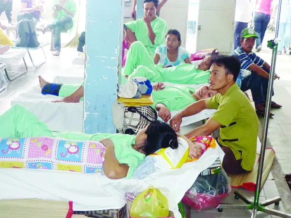 Dịch vụ y tế tăng giá có khắc phục được tình trạng bệnh nhân vạ vật ở hành lang bệnh viện? Ảnh: Lê Nguyễn