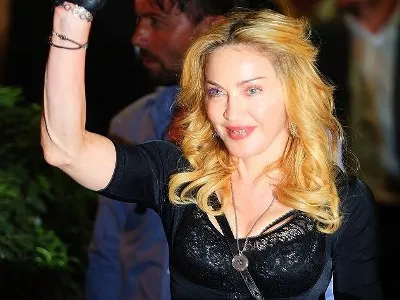 Madonna ‘chơi trội’ với răng bọc vàng