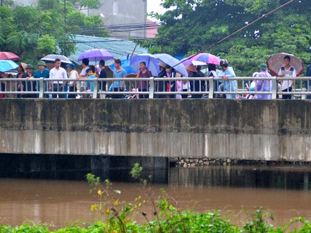 Nữ sinh viên Đại học Công nghiệp nhảy cầu quyên sinh