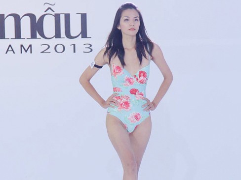 'Bản sao' Đan Lê khoe body gợi cảm khi catwalk với áo tắm