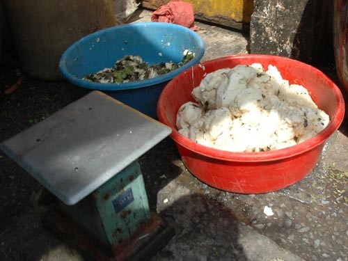 Nguyên liệu làm mứt để cạnh đường đi trong môi trường mất vệ sinh