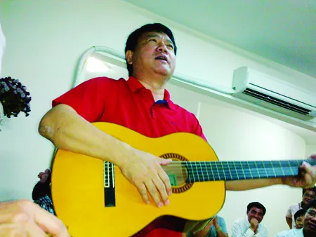 Bộ trưởng Đinh La Thăng trong phút ngẫu hứng tại nhà riêng. Ảnh: Gia Khánh