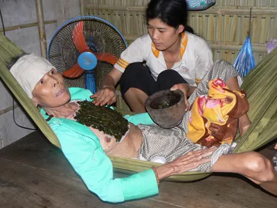 Quên hạnh phúc riêng để nuôi mẹ