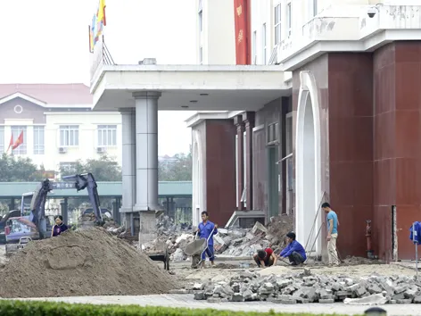 Muôn kiểu lãng phí tiền công: Trụ sở vừa xây đã sửa