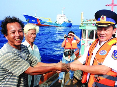 “Sói biển” Mai Phụng Lưu siết chặt tay thượng tá Lý Ngọc Minh giữa vùng biển Hoàng Sa