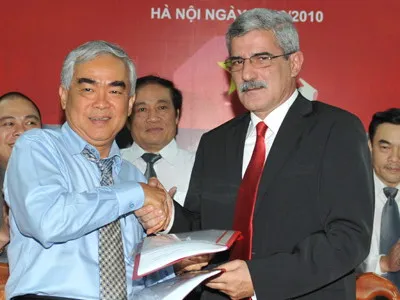 Ông Calisto trong lễ ký hợp đồng với VFF cách đây một năm.