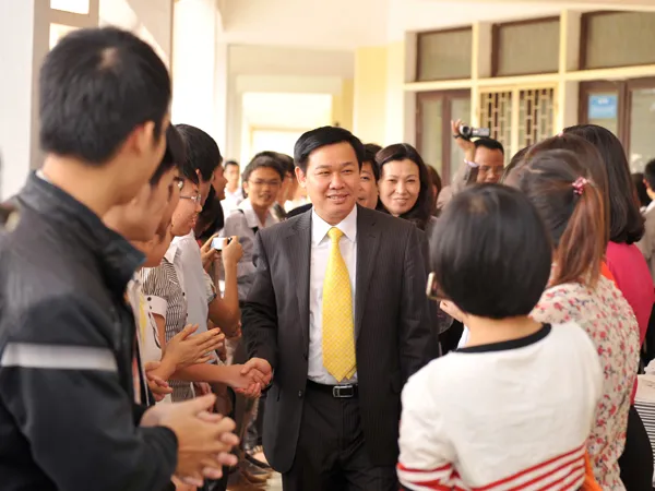 Giao lưu và không quên dặn dò sinh viên trẻ. Ảnh Minh Tuấn
