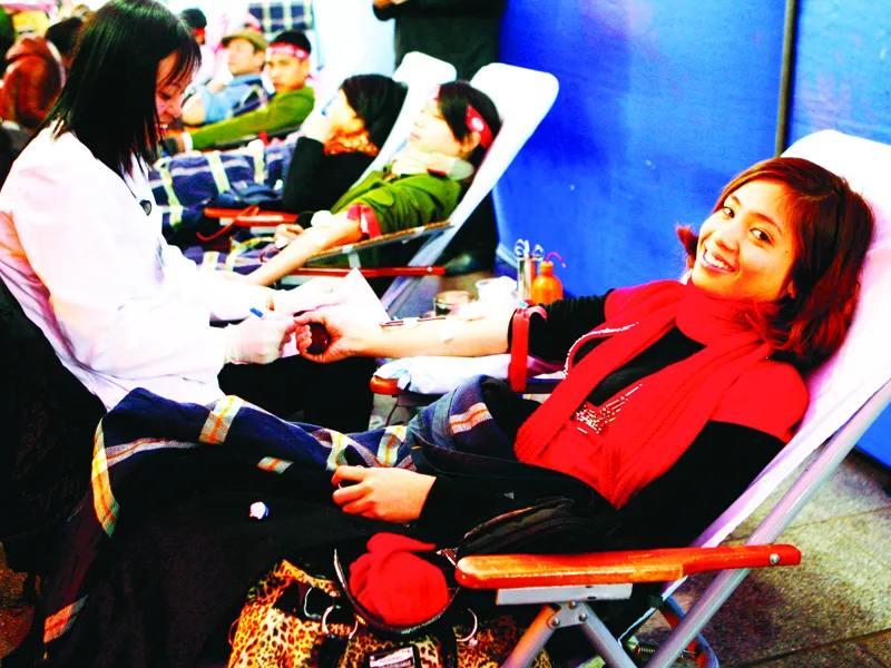 Hiến máu trong ngày Chủ nhật Đỏ năm 2012 Ảnh: Hồng Vĩnh
