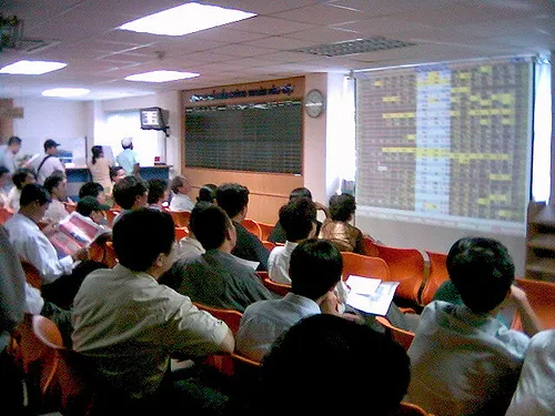 Sức cầu đột ngột tăng vào cuối phiên
