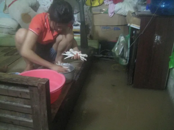 Cảnh nhếch nhác trong phòng trọ ngập nước của sinh viên Ảnh: D.N