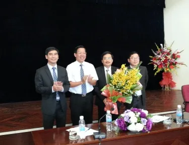Nhà báo Vũ Tiến (thứ hai từ phái sang) nhận quyết định làm PTBT báo Tiền Phong và hoa chúc mừng