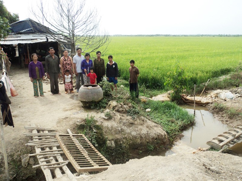 Vợ chồng ông Trinh và con cháu trên khu đất thuê. Ảnh: Sáu Nghệ