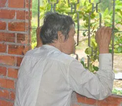 Con xích chân cha vào nhà bếp suốt ba năm