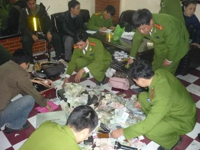 Phá ổ bạc trên sông, bắt 64 người, thu 300 triệu