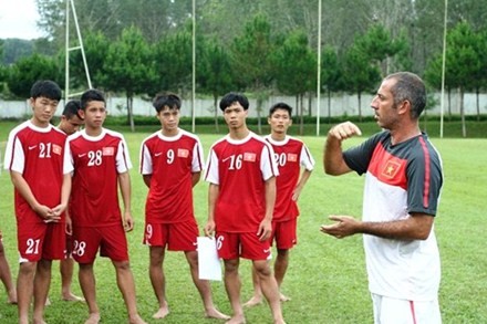 U19 Việt Nam: Cố đè ngửa ra mà... khen