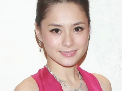 Chung Hân Đồng phủ nhận yêu ‘hot boy’ xứ Hàn