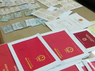 Bắt 'chuyên gia' làm giả bằng cấp, giấy phép lái xe
