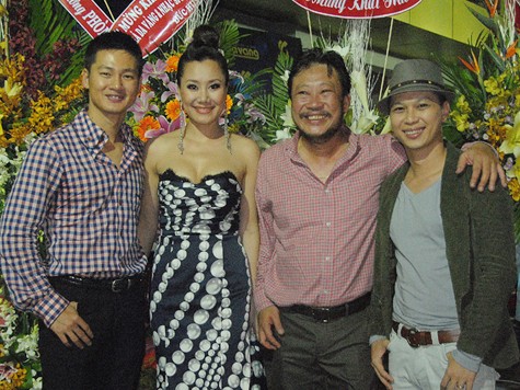 Sao tụ họp mừng Lê Quang mở quán