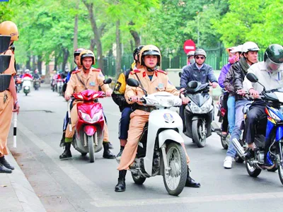 Phụ huynh ở lại nộp phạt, CSGT đưa trẻ tới trường