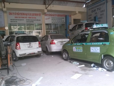 Taxi Hà Nội: Quần đùi, dép lê và ...quạt con cóc