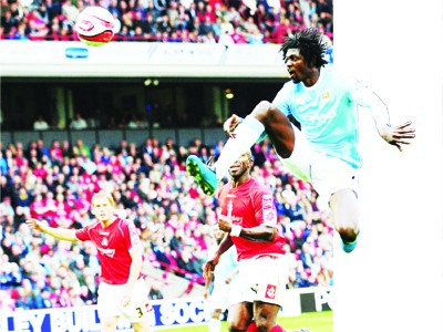 Adebayor đi cũng dở, ở không xong với Man City