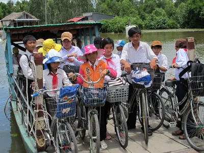 Vượt sông nước đến trường