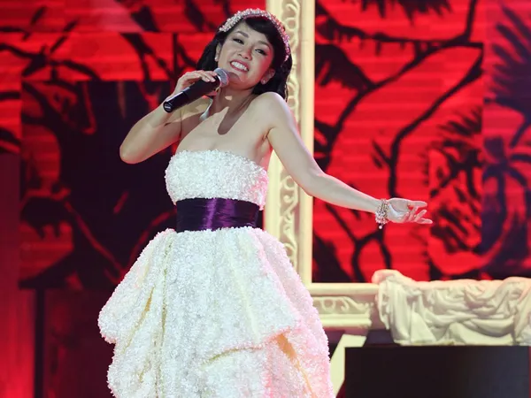 Hé lộ hình ảnh Hồng Nhung gợi cảm trong 'Chào 2014'