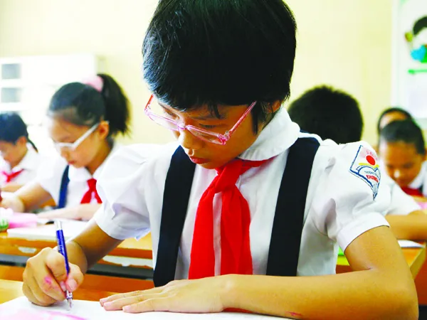 Dù giảm tải, nhưng các em vẫn phải chịu áp lực học hành. Ảnh: Hồng Vĩnh