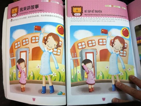 Bản gốc (trái) và bản chuyển ngữ vẫn in cờ Trung Quốc.