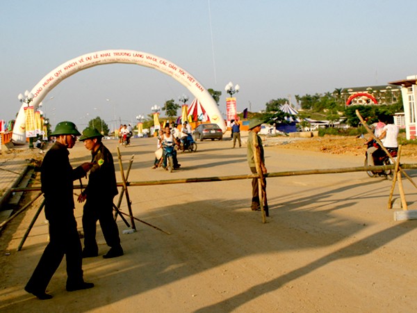 Đua xe địa hình chặt chém khán giả