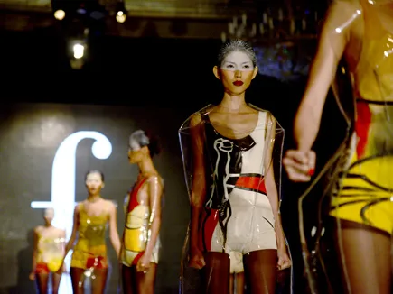 'Binh đoàn' Next Top Model hóa thành rô-bốt gợi cảm