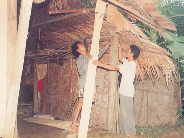 Tặng nhà, gạo, tiền cho người nghèo ăn Tết