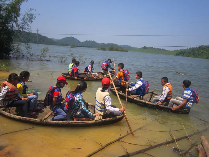 Cám cảnh học sinh miền núi chèo thuyền đi học