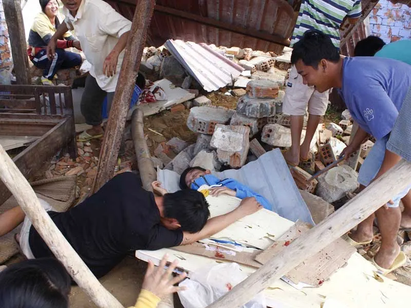 Huy động quân đội, trực thăng cứu nạn thảm họa động đất