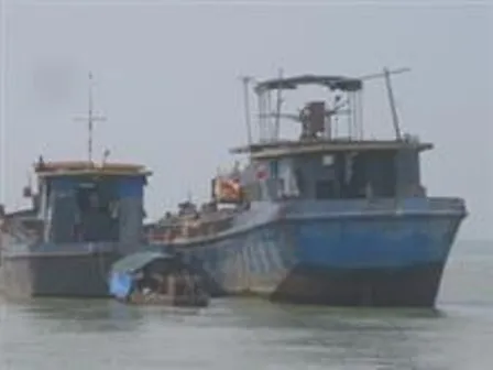 Hình ảnh 2 tàu đang ở vị trí có xác tàu chìm dưới biển.