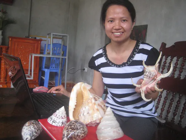 Thanh bên tập ký cùng những tặng phẩm của lính đảo Trường Sa