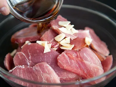Cách phân biệt thịt nạc thật và giả
