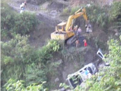 Ô tô bán tải lao xuống vực, năm người thương vong